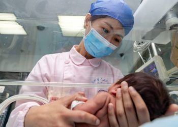 China dará a las familias 500 dólares al año por cada niño menor de tres años