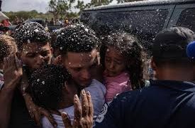 Un venezolano liberado de cárcel en El Salvador pide "castigo" para Bukele y Trump