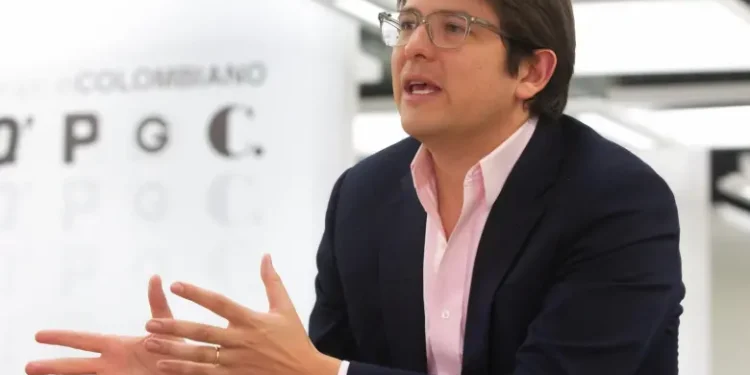 El senador colombiano Miguel Uribe permanece estable aunque "grave" tras ser sometido a una nueva operación