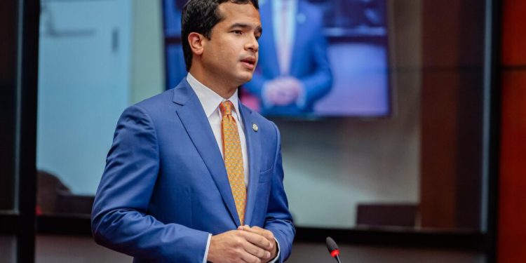 Omar Fernández critica mal estado de escuelas; propone recintos verticales y modelo STEAM