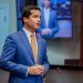 Omar Fernández critica mal estado de escuelas; propone recintos verticales y modelo STEAM