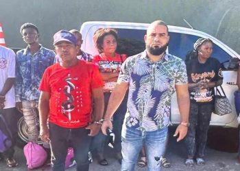 MOPC se desvincula de funcionario detenido por transportar extranjeros indocumentados