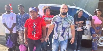 MOPC se desvincula de funcionario detenido por transportar extranjeros indocumentados