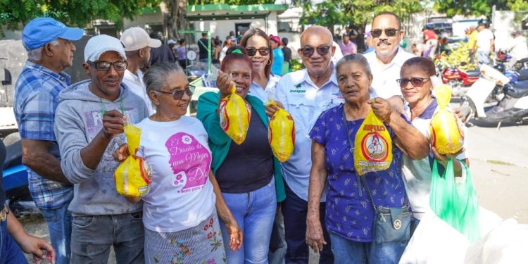 Sanjuaneros aprovechan pollos a RD$200 durante lanzamiento del programa “Inespre en la Provincia” en San Juan