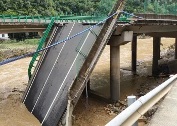 Al menos 12 muertos y varios desaparecidos por el derrumbe de un puente en obras en China