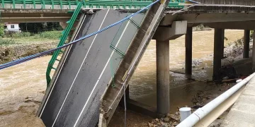 Al menos 12 muertos y varios desaparecidos por el derrumbe de un puente en obras en China