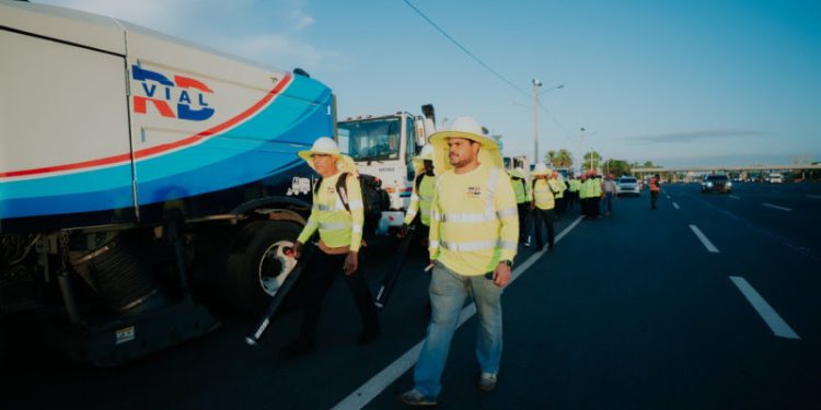 RD Vial inicia el programa “Carreteras Limpias” en autopistas del país