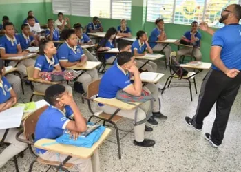 Estudiantes podrán asistir a clases sin uniforme mientras completan entrega de kits escolares