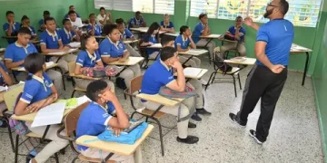 Estudiantes podrán asistir a clases sin uniforme mientras completan entrega de kits escolares