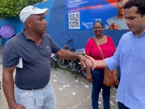 De RD$8,000 a RD$22,000: Omar gestiona empleo a Parqueador cancelado en Alcaldía SDN por saludarlo