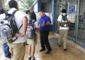 Bukele defiende la disciplina escolar como escudo contra las pandillas en El Salvador