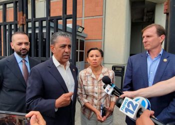 Niegan a tres congresistas acceso a cárcel de Nueva York con inmigrantes detenidos