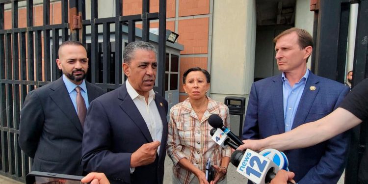 Niegan a tres congresistas acceso a cárcel de Nueva York con inmigrantes detenidos