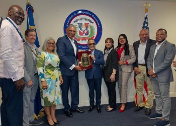 Héctor Acosta “El Torito” recibe la máxima distinción en el Consulado Dominicano de Nueva York