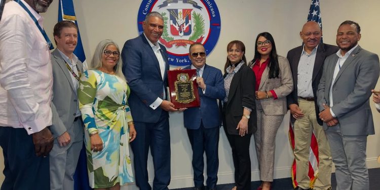 Héctor Acosta “El Torito” recibe la máxima distinción en el Consulado Dominicano de Nueva York