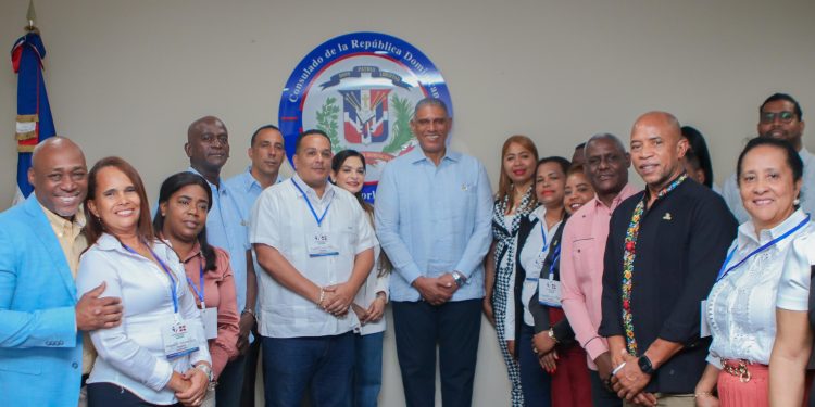 Regidores de SDN visitan Nueva York para participar en Cumbre; se reúnen con cónsul dominicano