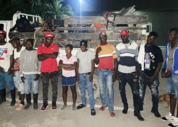 Ejército detiene camión con 11 haitianos indocumentados y una motocicleta en Duvergé