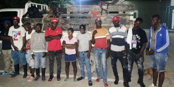 Ejército detiene camión con 11 haitianos indocumentados y una motocicleta en Duvergé