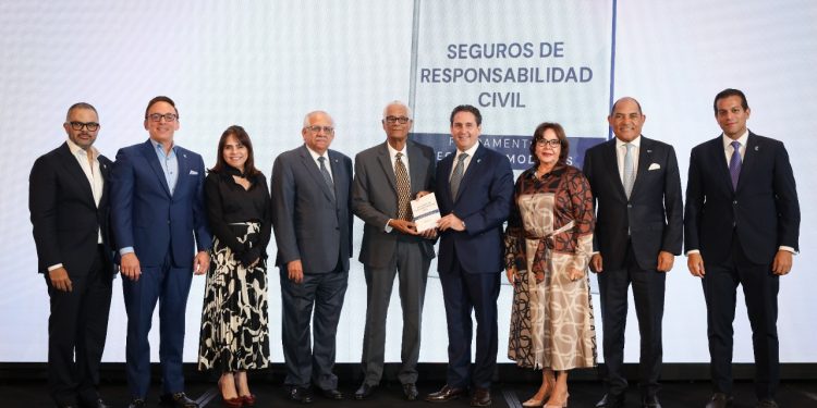 Universal impulsa la educación con el auspicio de un libro sobre seguros
