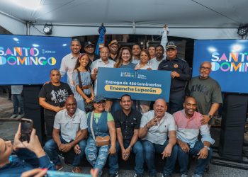 Carolina ilumina al Ensanche Luperón con 480 luminarias LED instaladas