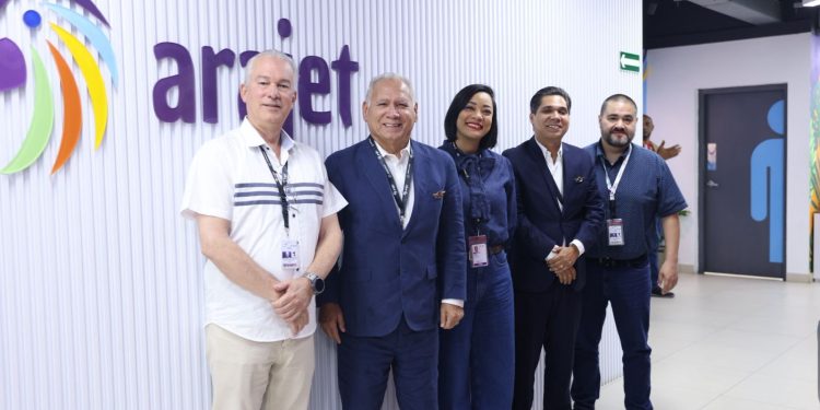 Tripulantes VIP firman acuerdo estratégico para fortalecer la formación y empleabilidad del talento aeronáutico dominicano