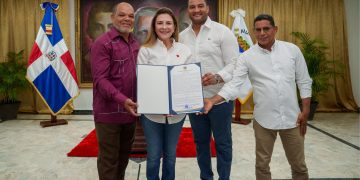 Carolina Mejía es reconocida como Visitante Distinguida de Salcedo