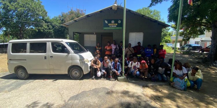 En zona boscosa detienen 42 haitianos indocumentados en San Juan