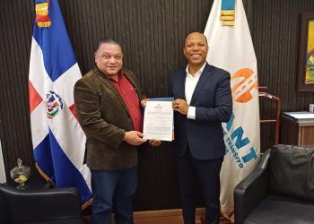 Director del Intrant entrega licencia de transporte escolar a CONACHOTTRANSC