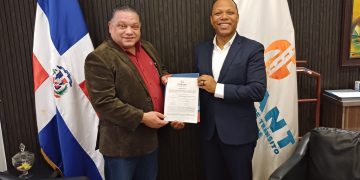 Director del Intrant entrega licencia de transporte escolar a CONACHOTTRANSC