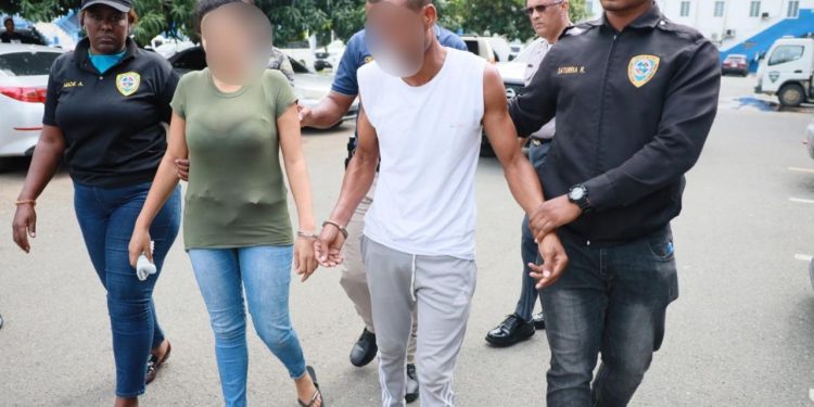 Policía apresa a pareja de esposos en Los Guandules, D.N, por la muerte de niña de 7 años víctima de maltrato infantil y barbarie en Los Guandules