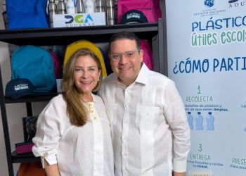 Carolina y Yayo se unen en Plásticos por Útiles Escolares