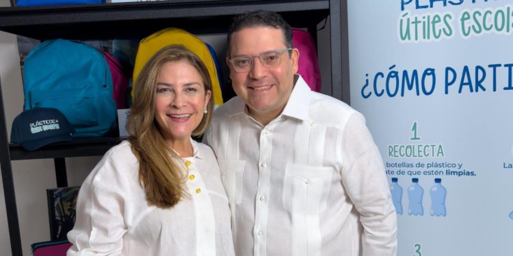 Carolina y Yayo se unen en Plásticos por Útiles Escolares