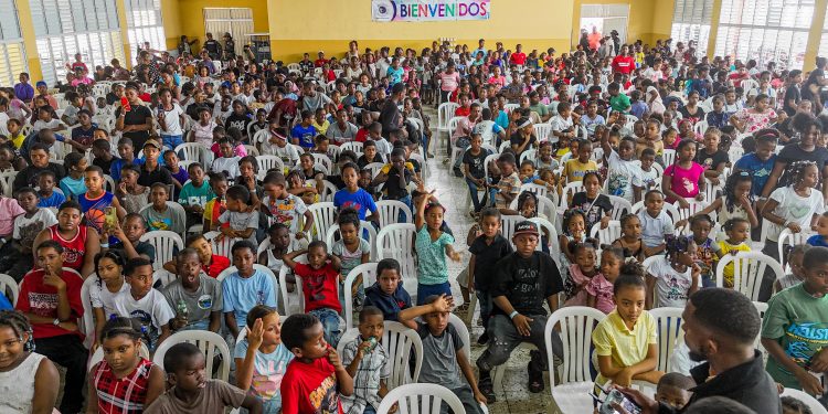 Alcaldesa Betty Gerónimo entrega útiles escolares a través de "La Ruta Escolar"