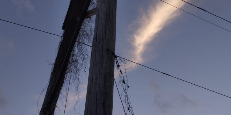 Edesur informa que incendio afecta estructura de redes eléctricas y deja sin servicio a comunidades de Barahona