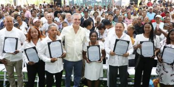 Presidente Abinader entrega 1,910 títulos de propiedad, de un total de 3,314 que beneficiará a más de 10,000 personas en Los Guaricanos