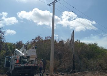 Edesur cambia estructura eléctrica dañada por incendio y restablece servicio en comunidades de Barahona