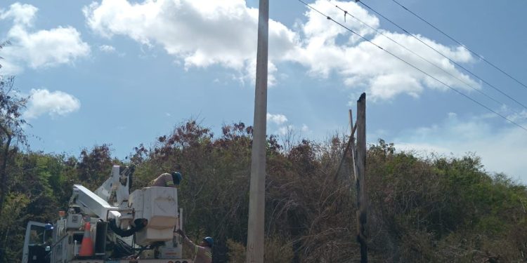 Edesur cambia estructura eléctrica dañada por incendio y restablece servicio en comunidades de Barahona