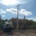 Edesur cambia estructura eléctrica dañada por incendio y restablece servicio en comunidades de Barahona