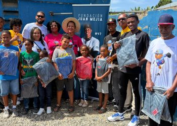 Juan Mejía lanzador de Grandes Ligas entrega útiles escolares a niños de su natal comunidad