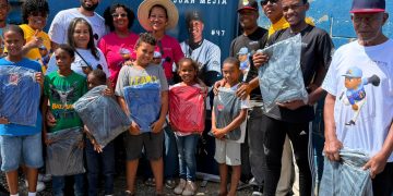 Juan Mejía lanzador de Grandes Ligas entrega útiles escolares a niños de su natal comunidad