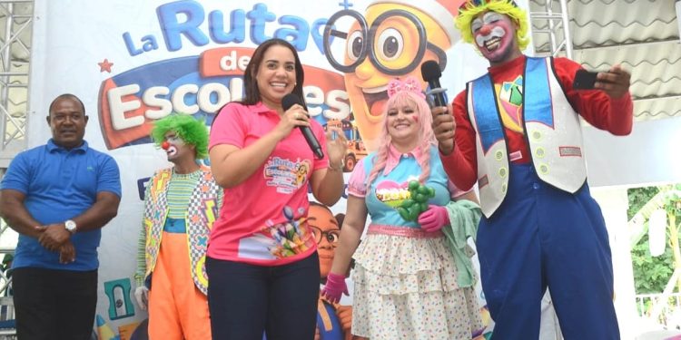Alcaldesa Betty Gerónimo culmina con éxito entrega de útiles escolares beneficiando a más de 10,000 niños