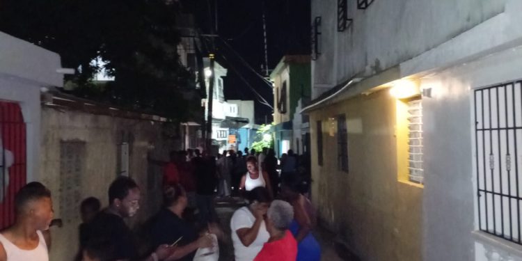 Mujer se habría envenenado junto a sus tres hijos en el Ensanche Isabelita