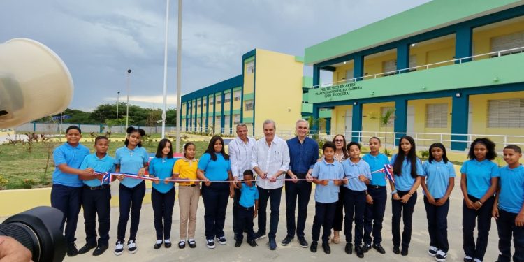 Presidente Luis Abinader y ministro Luis Miguel De Camps inauguran politécnico en Navarrete que beneficiará a más de 800 estudiantes
