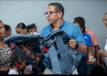 Pedro Jiménez entrega útiles escolares a cientos de niños de la circunscripción 2 del DN