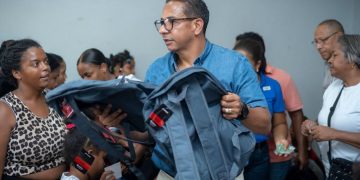 Pedro Jiménez entrega útiles escolares a cientos de niños de la circunscripción 2 del DN