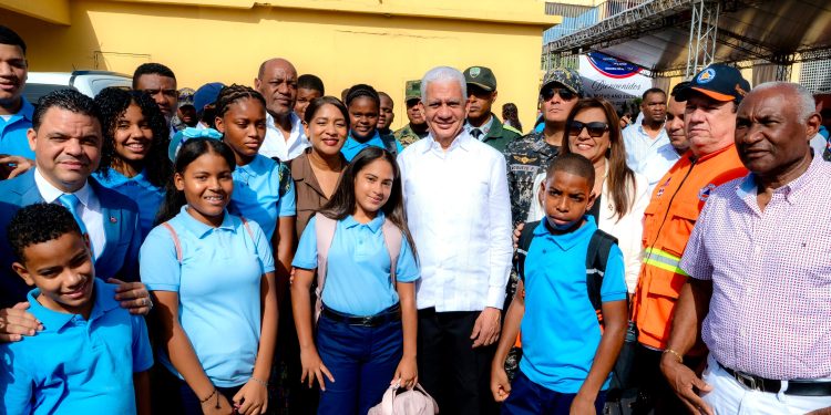 El presidente del Senado, Ricardo de los Santos, encabeza acto de apertura del año escolar 2025-2026 en Sánchez Ramírez 