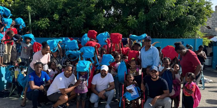 Fundación FYRE y aliados entregan útiles escolares a estudiantes dominicanos
