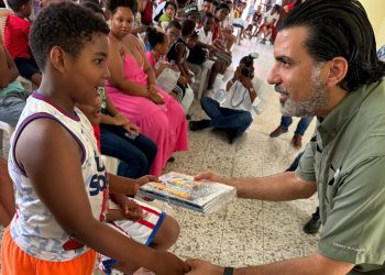 Fundación Rojas Tabar y Juan José Rojas entregan útiles escolares a cambio de plásticos en Santo Domingo