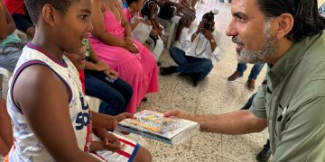 Fundación Rojas Tabar y Juan José Rojas entregan útiles escolares a cambio de plásticos en Santo Domingo