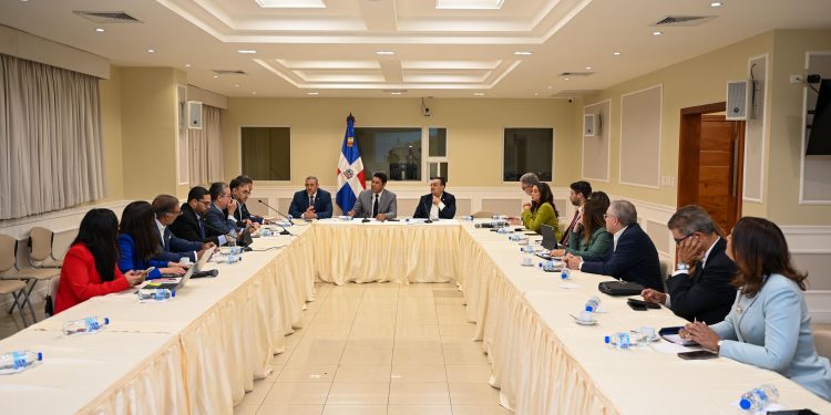 Comisión Especial de Senadores que estudia Código de Trabajo escucha a empleadores y trabajadores